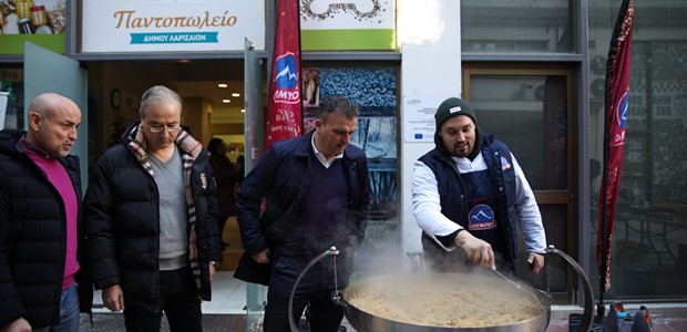 Μαγείρεψε για το Κοινωνικό Παντοπωλείο Λάρισας 